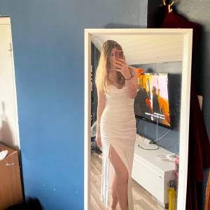 Vit Zara klänning  - Zara klänning som inte finns längre, köpt för ca 3 år sedan. Använd endast en gång. Inget fel på den. Storlek S