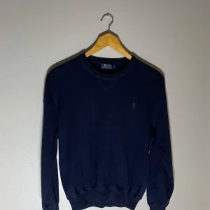 Mörkblå Ralph Lauren finstickad tröja - Hej, säljer en mörkblå Polo Ralph Lauren finstickad tröja, storlek L. Den är i bra skick förutom att lappen är lite av. Tveka inte på att höra av er. MVH Jack von grisch.