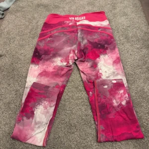 Färgglada leggings från Better Bodies - Snygga och färgglada leggings från Better Bodies med ett unikt mönster i rosa, rött och vitt. Perfekta för träning med en tight passform och hög midja för extra komfort. Tillverkade i ett stretchigt material som ger bra rörelsefrihet.