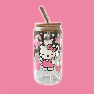 Hello kitty mugg  - 550ml HELT NY! Mugg med sugrör ( sugrörsborste ingår)  Dessa muggar kräver omvårdnad🩷  • Endast handdiskning  • Tål inte mikro eller diskmaskin • Bör ej blötläggas flera skötselråd medföljer🩷 obs! Video finns på instagram på hur hela muggen ser ut! 