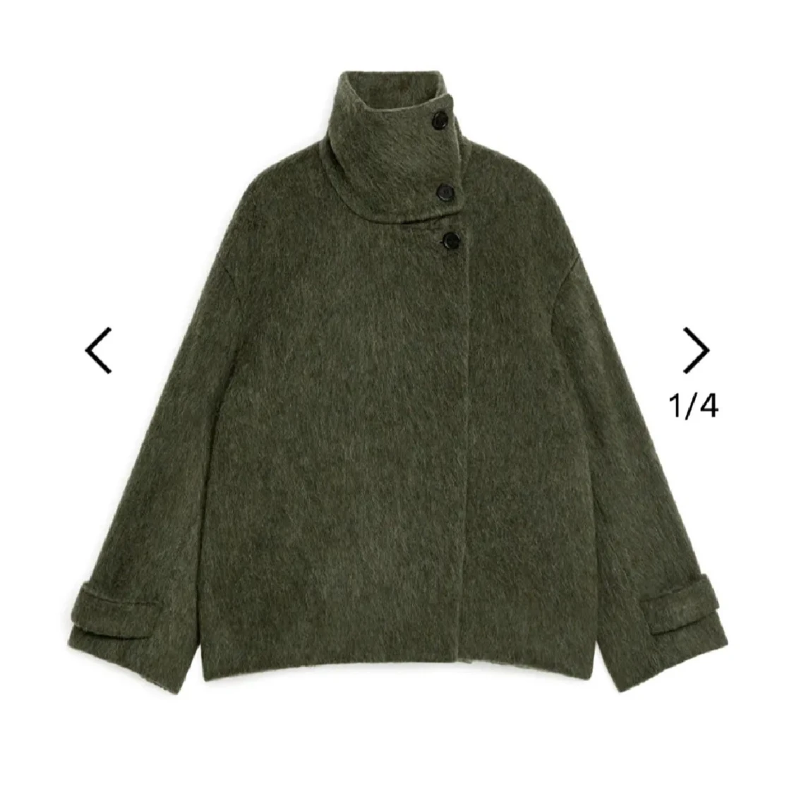 SÖKER! Grön ulljacka med hög krage