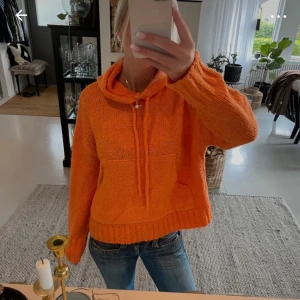 Orange stickad hoodie - Jättefin!!! Många intresserade så säljer bara vid snabb affär och till fullpris!!!