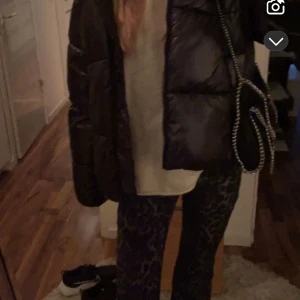 Beige stickad tröja med trekvartsärm - Mysig beige stickad tröja med trekvartsärm och hög krage. Perfekt för kyliga dagar och enkel att matcha med jeans eller kjol. Från zara 