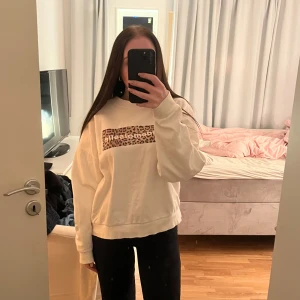 Vit sweatshirt med leopardmönster - Säljer en vit oversize sweatshirt med ett coolt leopardmönster på bröstet. Minns inte vilken storlek men den sitter som en M/L.