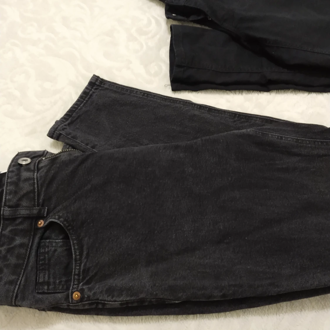 Svarta jeans från BikBok och H&M - 90