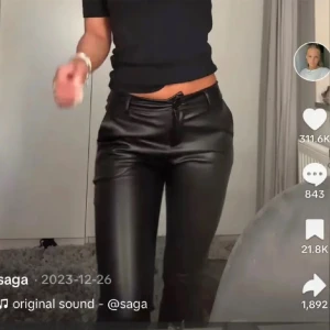 Skinnbyxor - Slutsålda skinnbyxor med en bootcut passform från Designbysi i storlek xs! Innerbenslängden är 75cm och midjemåttet är 33 cm rakt över!