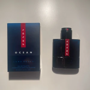 Prada Luna Rossa Ocean Eau de Toilette - Upptäck Prada Luna Rossa Ocean, en elegant Eau de Toilette för herrar. Doften är fräsch och maskulin, perfekt för den moderna mannen. Förpackningen matchar flaskans sofistikerade utseende. I flaska är det ungefär 35 ml kvar