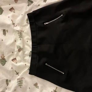 Svart mini kjol - Fint skick men saknar lappar, st 38. Förmodligen från H&M