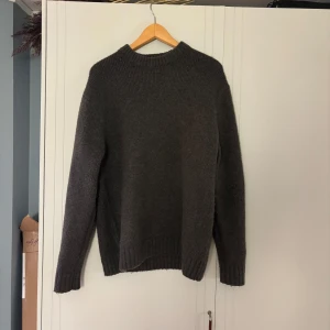 Mörkgrön stickad tröja - Mörkgrön, chunky stickad tröja från Zara. Säljes då den är lite för stor för mig. Knappt använd och i nyskick. 