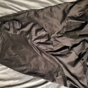 Svart kjol från ONLY - Elegant svart kjol från ONLY med volangdetaljer i nederkant. Kjolen har en klassisk design som passar perfekt för olika tillfällen. Tillverkad i ett mjukt och bekvämt material.