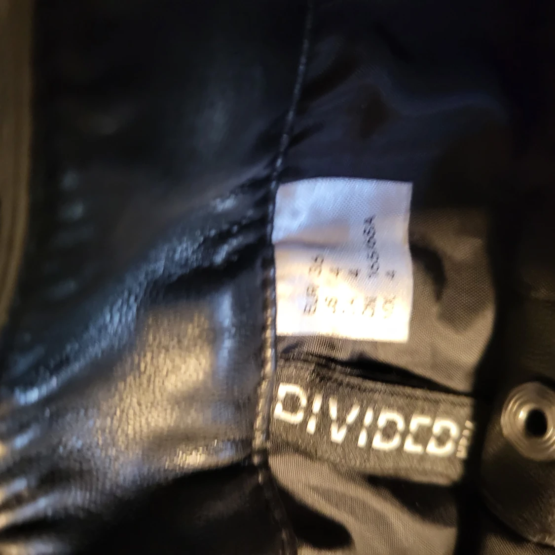 Svart skinnkjol från Divided - 91