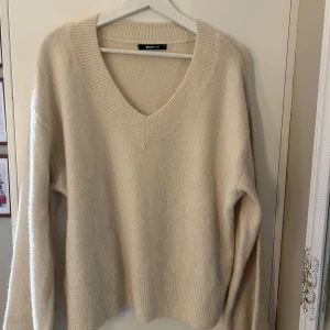 Stickad tröja - Stickad tröja från Gina. Använd fåtal gånger om jättefint skick😋