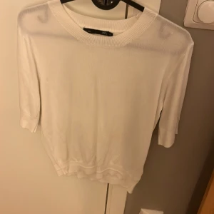 Vit tröja från lager 157 - Säljer en stilren vit tröja från lager 157. Tröjan har trekvartsärm och är tillverkad i ett mjukt material som ger en skön passform. Perfekt för en avslappnad look.