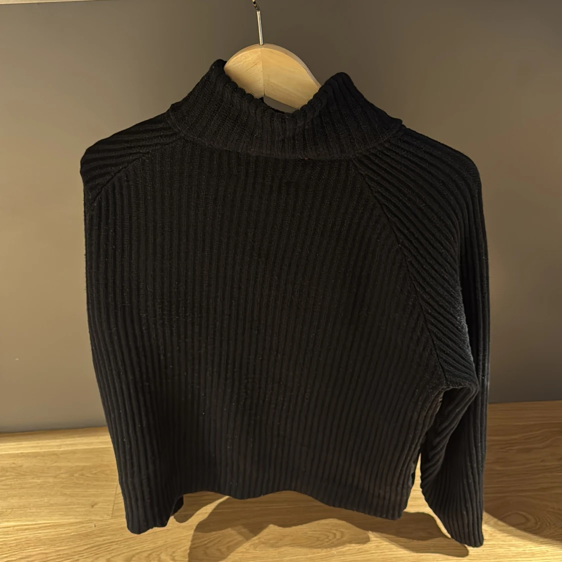 Svart quiltad jacka med stickade ärmar - 90