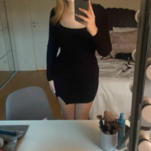 Svart tight klänning - Snygg svart tight klänning med långärmad design. Perfekt för en stilren look. Klänningen har en enkel och elegant stil som framhäver figuren.😜Passar S och M