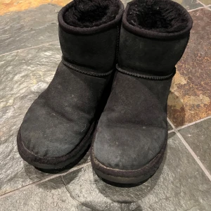 Uggs storlek 36 - Välanvända svarta Uggs säljs. Fullt funktionsdugliga med rätt slitna. Köpta på NK förra säsongen. 