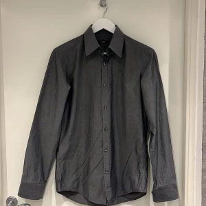  Hugo Boss skjorta  - Snygg skjorta från Hugo Boss slim fit I storlek S. Helt ny skick och inga defekter bara höra av er om ni har några funderingar 