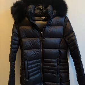 Colmar jacka  - Colmar Semi-Glossy Down Jacket med Hood, svart, storlek S   Säljer en Colmar-jacka i storlek S, i svart med äkta päls på huvan. Jackan är i utmärkt skick, knappt använd, och ser ut som ny. Nypris: 5620 kr. Originalkvitto finns och den är köpt hos Minto.
