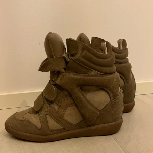 Isabel Marant bekett sneakers  - Säljer mina Isabel Marants, älskar verkligen dessa skor men tyvärr är dem för små för mig. Har använt dem några gånger men det är verkligen i så fint skick🙌Storlek 37 men passar även 38! Knappt igådda!! 