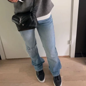 Jeans från gina - Jätte fina mid-waist jeans från Ginatricot. Modellen heter ” full lenght flare. Storlek 34💕de är lite slitna längst ner bak på byxbenet där ” det nuddar backen” annars väldigt fint skick 