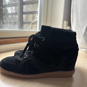 Isabell marant skor  - Säljer mina Snygga skor med kilklack och snörning.  De är i mocka🥰 de är i storlek 38 kan skicka mer bilder på! 