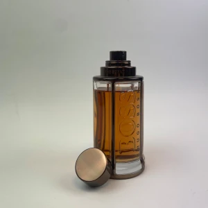 Hugo Boss: private accord  - Hugo Boss Private Accord – 3ml - 60 kr / 5ml - 85 kr 	•	Doftnoter: Ingefära, maninkafrukt, kaffe, mörk choklad, kakao och träiga basnoter.  Den här doften är inte längre tillgänglig i butik eftersom den var en limited edition. Perfekt för dig som vill testa en unik och omtyckt doft! 