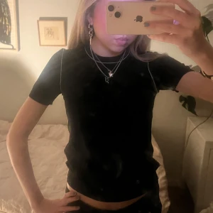 Svart kortärmad topp med konturer - Oanvänd!!❣️❣️❣️