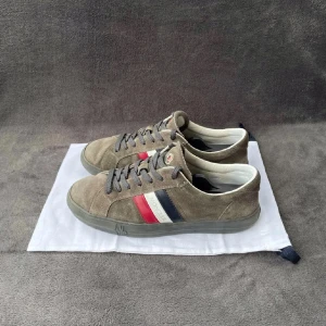 Mockasneakers från Moncler - Skick 8/10 Storlek 41 men passar folk som har 42