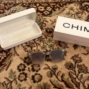 Grå solglasögon från CHIMI - Snygga grå solglasögon från CHIMI med transparent båge och mörka linser. Perfekta för en stilren look. Storlek på de är 04 Säljer för 699kr pris kan diskuteras! Nu pris 1 350kr