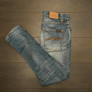 Slimfit nudie jeans - Säljer dessa slimfit jeans från nudie jeans i modellen lean dean, de är i mycket bra skick och är perfekta nu till vintern och kallare tider. Storleken är W28 L32. Nypris är runt 1600, men mitt pris går att diskutera. Om köpet sker innan 20:00 så skickar jag samma dag! 
