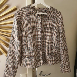 bouclejacka  - Bouclejacka från Lindex, rak modell, helfodrad. Nypris var 599kr.  Jättefint skick inga anmärkningar.   Storlek 44.