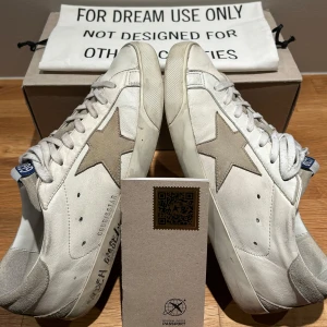 Golden Goose  - Tjena! Nu säljer jag mina golden goose superstar (nypris ca 6000kr). Skorna är även i bra skick för det prisen som är (allt på bilden ingår såklart). Om ni undrar något är det bara att skriva till mig så svarar jag inom kort. Priset är inte hugget i Sten och jag är även öppen för byten. 