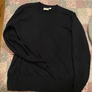 Svart tröja från Saint Tropez xl  - Säljer en stilren svart tröja från Saint Tropez. Tröjan har en klassisk rund hals och långa ärmar, perfekt för kyligare dagar. Den är mjuk och bekväm, idealisk för både vardag och avslappnade tillfällen.