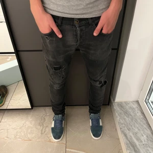 Dondup George jeans  - Marknadens fetaste jeans. Hej, säljer nu dessa dondup jeansen. Storlek 33. Skick 9/10. Ny pris = 4500:-. Säljas för 1199:-.