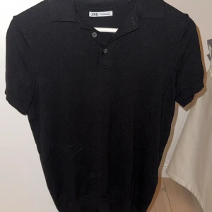 Svart pikétröja från Zara - Säljer nu min svarta piketröja från Zara. Köpte den i slutet av sommaren o bara använt en gång. Jättebra skick!