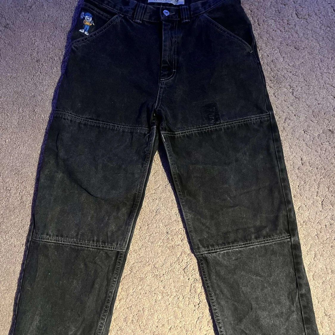 Svarta jeans med broderad detalj - 90