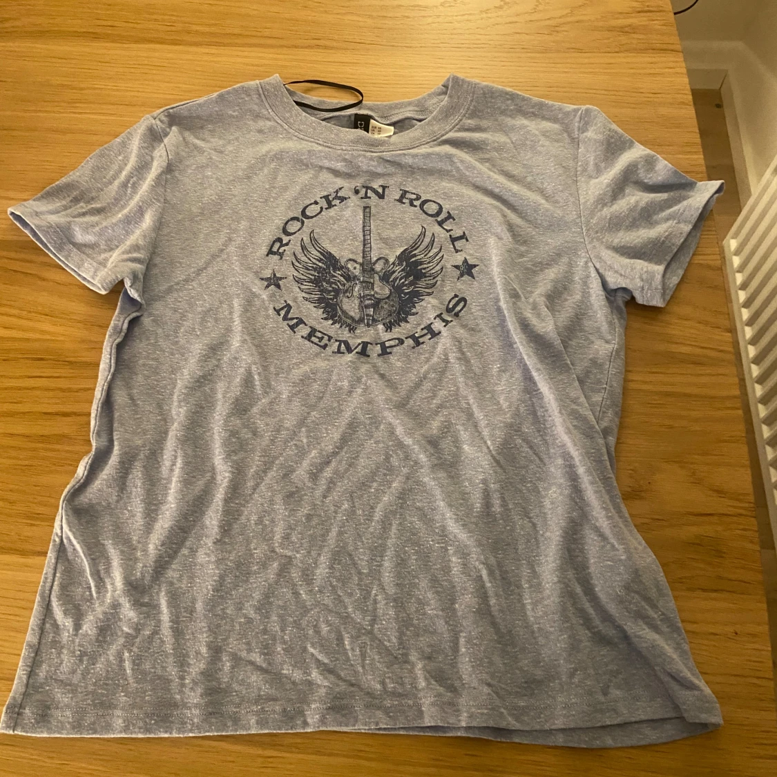 Grå t-shirt med rockmotiv