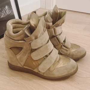 Isabel marant liknande sneakers  - Säljer mina Isabel marant liknande sneakers då de inte kommer till användning. Jätte bra skor till vintern då de är varma, postar samma dag!💗