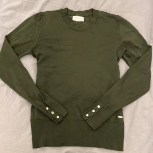 Jättefin holly whyte - Mörk grön holly whyte tröja i size S, sitter jätte bra med guldiga knappar, perfekt till vinter och vår nu!❄️