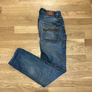  Nudie jeans - Säljer dessa nudie jeans med hål vid knäna! Fint skick utom ett hål i skrevet som nu är lagat!