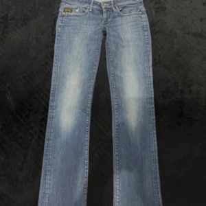 G-star bootcut jeans - Snygga bootcut jeans från G-star. Köpte dom på vinted men tyvärr passade dom inte . Fick låna bilderna från den förra säljaren. Storlek 34 men liten i storleken 