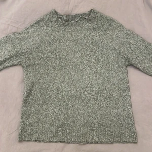 Grågrön stickad tröja från Vero Moda - Säljer en mysig grå/grön stickad tröja från Vero Moda. Perfekt för kyliga dagar med sin mjuka och bekväma passform. Tröjan har långa ärmar och en klassisk rund halsringning.