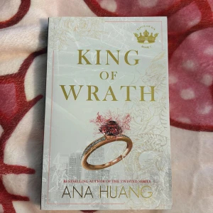 King of Wrath - Boken 'King of Wrath' av Ana Huang handlar om Dante Russo, en hänsynslös och arrogant miljardär, och Vivian Lau, en juvelerarvtagerska. Deras liv flätas samman genom ett oönskat arrangemang. En berättelse om makt, ambition och oväntad kärlek.