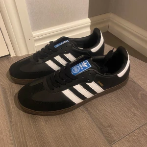 Adidas samba - Adidas samba svarta helt oanvända endast testade köpta i andrahand i nytt skick men passade inte riktigt min stil så säljer dem igen, vid intresse utav att köpa skicka ett meddelande 