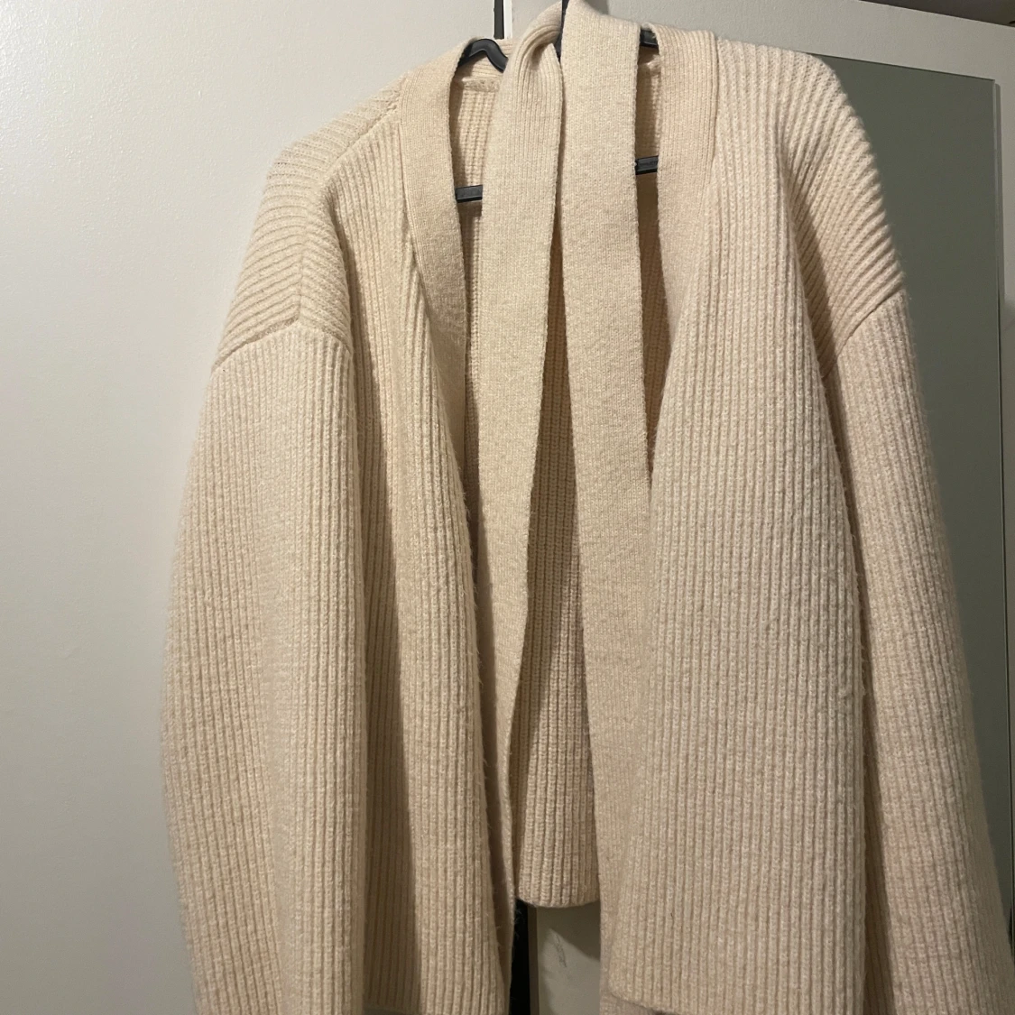 Beige ribbad kofta med bälte - 74