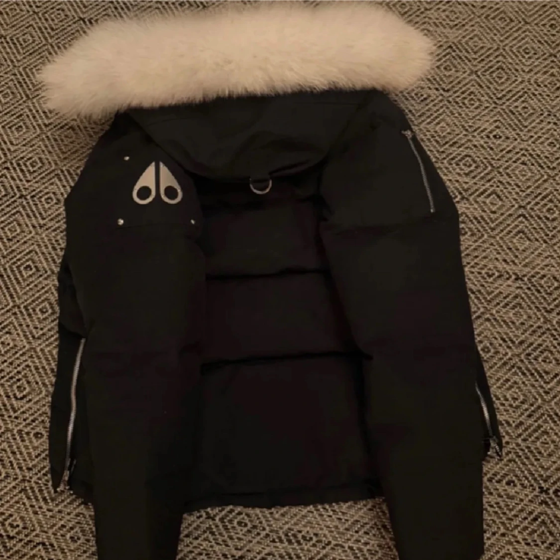 Svart dunjacka från Moose Knuckles - 90