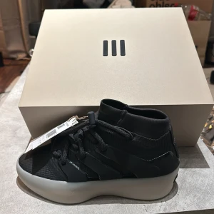 Fear Of God Athletics 1 Basketball Adidas skor - Fear of God Adidas collab skor i strl 40, aldrig använda svåra att få tag i för detta pris