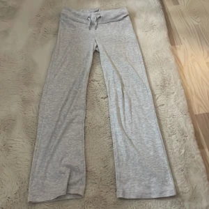Grå low wested mjukisbyxor från Gina Tricot med snörningstorlek 134/140  - Säljer ett par bekväma grå mjukisbyxor med snörning i midjan. Byxorna har en loose passform och är perfekta för en avslappnad stil. De är tillverkade i mjukt material som ger en skön känsla. Det är från Gina tricot som är low wasted storlek 134/140. Normal pris 200kr