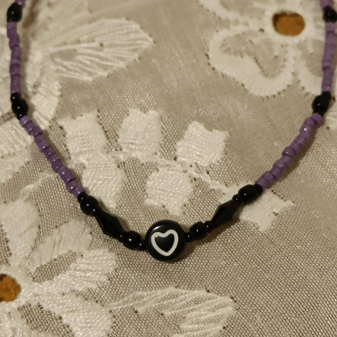 Lila och svart pärlhalsband med hjärta - 91