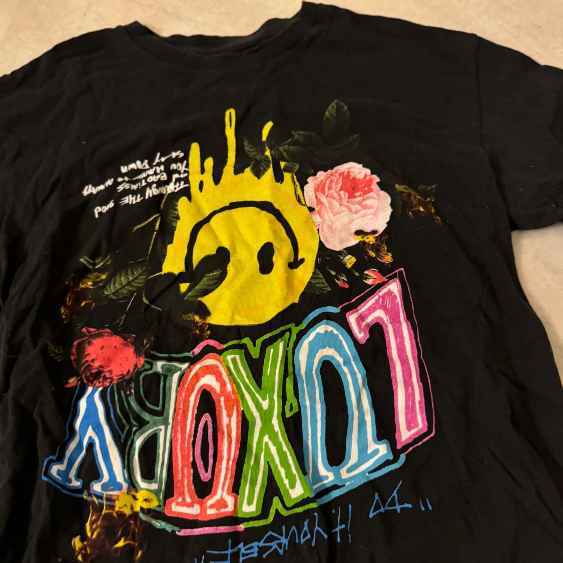 Svart t-shirt med färgglatt tryck från Fashion Nova - 90